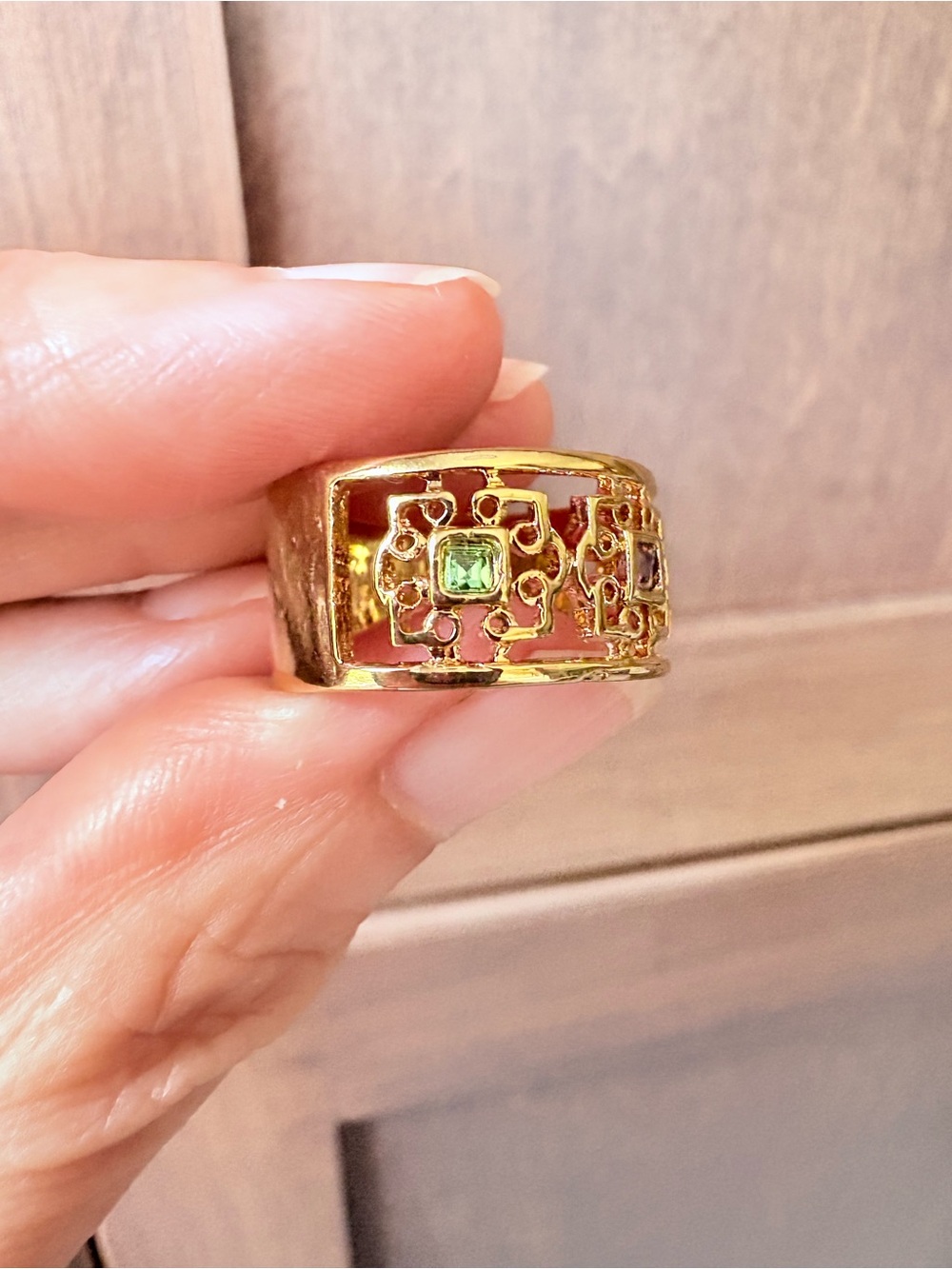 Vintage 90s Avon Gold Tone Wide Filigree Band Ring Green Purple Blue Stones Sz 9 - Picture 9 of 13